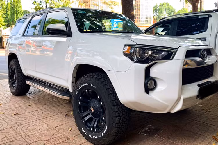 Toyota 4Runner là dòng xe SUV 7 chỗ cỡ trung được phân phối chủ yếu tại thị trường Mỹ. Tại Việt Nam, Toyota 4Runner nhập khẩu nguyên chiếc từ Mỹ về nước thông qua các nhà nhập khẩu tư nhân với mức giá không hề rẻ. Đơn cử, một chiếc 4Runner phiên bản Limited cao cấp đời 2019 được đưa về nước đã có giá bán hơn 4 tỷ đồng.