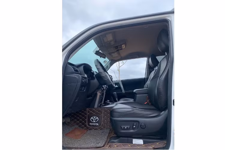 Toyota 4Runner sở hữu chiều dài tổng thể lên đến 4.844 mm, đi kèm với chiều rộng 1.925 mm, chiều cao 1.816 mm và chiều dài cơ sở 2.789 mm. Làm so sánh, kích thước của 4Runner lớn hơn nhiều so với một chiếc Fortuner, nhưng nhỏ hơn đàn anh full-size Land Cruiser.