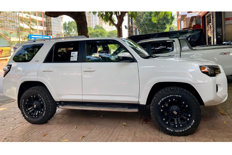 Sức mạnh được truyền xuống cầu sau (RWD) và bốn bánh bán thời gian (4WD) gài cầu điện, thông qua hộp số tự động 5 cấp (ECT-i). Là bản thấp, nên 4Runner phiên bản SR5 này thiếu một số “đồ chơi” hỗ trợ vận hành đi off-road như vi sai chống trượt cầu sau, lựa chọn đa địa hình (Multi-Terrain Select) hay chế độ Crawl Control tự động vượt địa hình hỗ trợ xe vượt lún cát (nhẹ)...