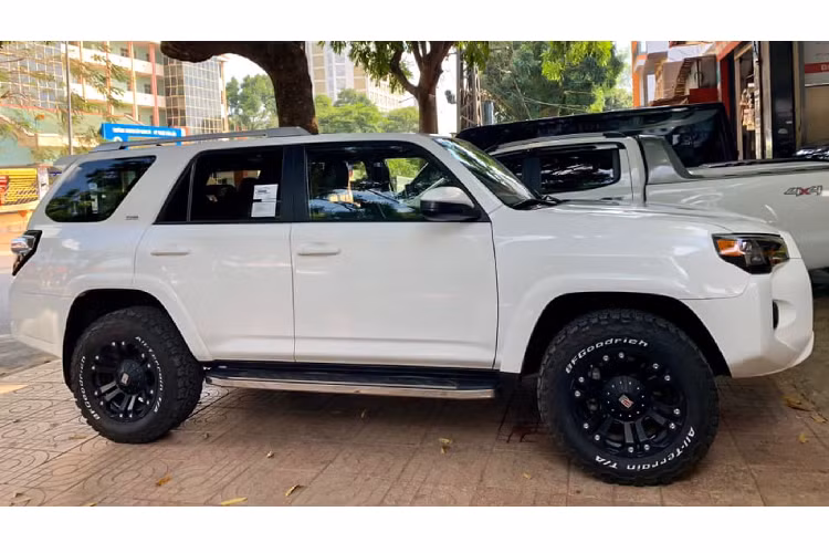 Sức mạnh được truyền xuống cầu sau (RWD) và bốn bánh bán thời gian (4WD) gài cầu điện, thông qua hộp số tự động 5 cấp (ECT-i). Là bản thấp, nên 4Runner phiên bản SR5 này thiếu một số “đồ chơi” hỗ trợ vận hành đi off-road như vi sai chống trượt cầu sau, lựa chọn đa địa hình (Multi-Terrain Select) hay chế độ Crawl Control tự động vượt địa hình hỗ trợ xe vượt lún cát (nhẹ)...