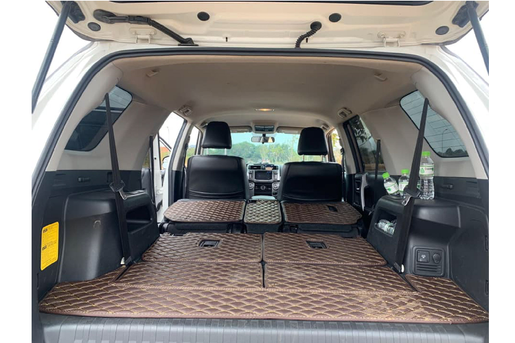 Nội thất của 4Runner được bọc da với thiết kế nội thất 7 chỗ ngồi rộng rãi. Ghế lái điều chỉnh điện 8 hướng có hỗ trợ thắt lưng điện, ghế hành khách phía trước điều chỉnh 4 hướng. Vô-lăng 4 chấu đặc trưng của Toyota. Khởi động bằng chìa khoá, hệ thống âm thanh với đầu CD, cổng USB, kết nối iPod và Bluetooth, trang bị hệ thống thông tin giải trí Entune… Nhìn chung, nội thất 4Runner đủ thoải mái cho 7 hàng khách, và đảm bảo an toàn với 8 túi khí tiêu chuẩn và nhiều hệ thống an toàn chủ động.