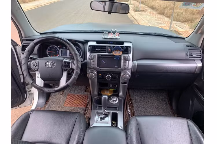 Là một dòng SUV đáp ứng cho thị hiếu người dùng ở Mỹ, Toyota 4Runner sở hữu phong cách hầm hố, vóc dáng nam tính đầy mạnh mẽ. Phần đầu xe nổi bật với cụm lưới tản nhiệt cỡ lớn kim loại mạ chrome sáng bóng. Kết hợp với “dàn chân” lắp bộ mâm 17 inch (nguyên bản).