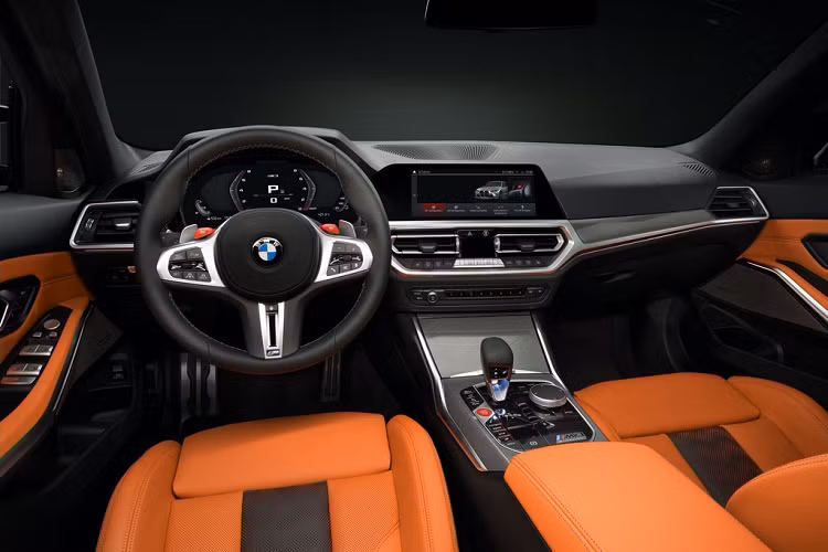 BMW cũng kích hoạt bộ phận sản xuất ghế do hãng tự làm. Ngoài ghế carbon M mới, nắp ca-pô, đường ốp bên hông của G80 M3 mới được chế tác và lắp đặt thủ công.