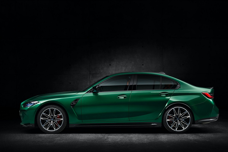 BMW cung cấp tùy chọn khá hiếm trong phân khúc này đó là hộp số sàn 6 cấp cho các model dẫn động bánh sau (RWD). Các tùy chọn khác có hộp số M Steptronic 8 cấp với Drivelogic và hệ dẫn động thông minh tất cả các bánh M xDrive (ra mắt mùa hè 2021). Mức giá xe BMW M3 2021 chưa được công bố chính thức.