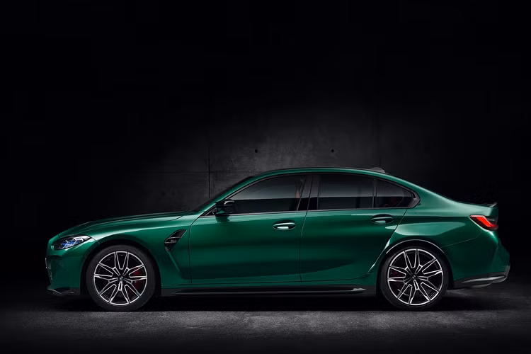 BMW cung cấp tùy chọn khá hiếm trong phân khúc này đó là hộp số sàn 6 cấp cho các model dẫn động bánh sau (RWD). Các tùy chọn khác có hộp số M Steptronic 8 cấp với Drivelogic và hệ dẫn động thông minh tất cả các bánh M xDrive (ra mắt mùa hè 2021). Mức giá xe BMW M3 2021 chưa được công bố chính thức.