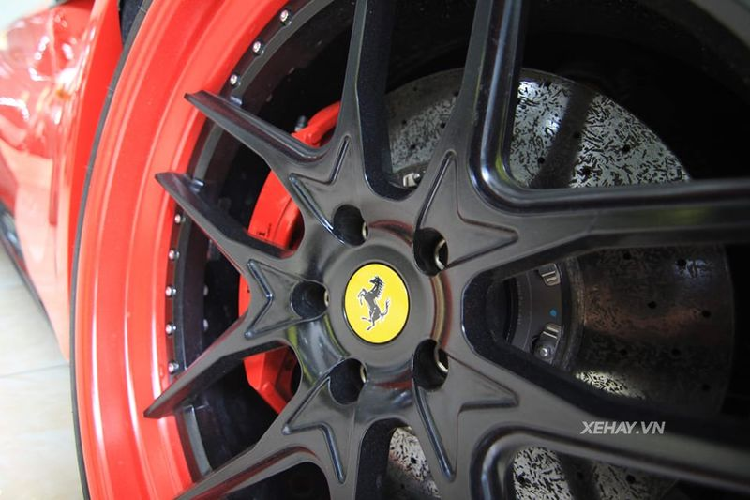 Tất cả những chi tiết kể trên đã giúp Ferrari F12 Berlinetta trông bề thế hơn đáng kể so với dạng nguyên bản.