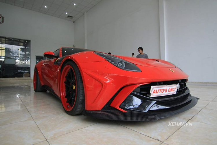 Các nâng cấp của Ferrari F12 Berlinetta độ bodykit này bao gồm cản trước lớn hơn được làm bằng sợi carbon, lưới tản nhiệt sửa đổi, bộ chia gió trước mới, ốp lườn hông, cản sau, ốp vòm bánh xe và cánh gió carbon trần cỡ lớn phía sau giúp tăng tính khí động học cho xe.
