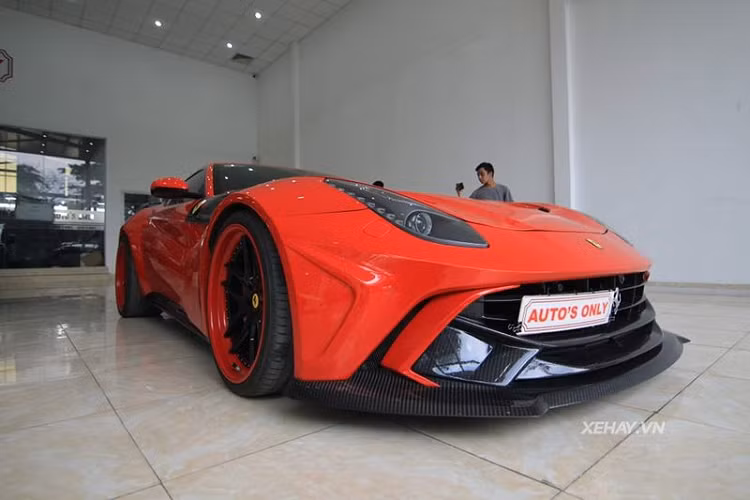 Các nâng cấp của Ferrari F12 Berlinetta độ bodykit này bao gồm cản trước lớn hơn được làm bằng sợi carbon, lưới tản nhiệt sửa đổi, bộ chia gió trước mới, ốp lườn hông, cản sau, ốp vòm bánh xe và cánh gió carbon trần cỡ lớn phía sau giúp tăng tính khí động học cho xe.