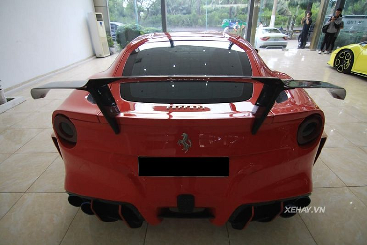 Như mọi người anh em khác trên thế giới, chiếc Ferrari F12 Berlinetta này cũng sử dụng động cơ hút khí tự nhiên V12 6.3L sản sinh công suất 740 mã lực và mô-men xoắn cực đại 690Nm, cho phép xe tăng tốc từ 0-100 km/h chỉ trong 3,1 giây trước khi cán tốc độ tối đa 340 km/h. Vào thời điểm mới về Việt Nam, giá xe Ferrari F12 Berlinetta được đại lý tư nhân chào bán khoảng 20 tỷ đồng