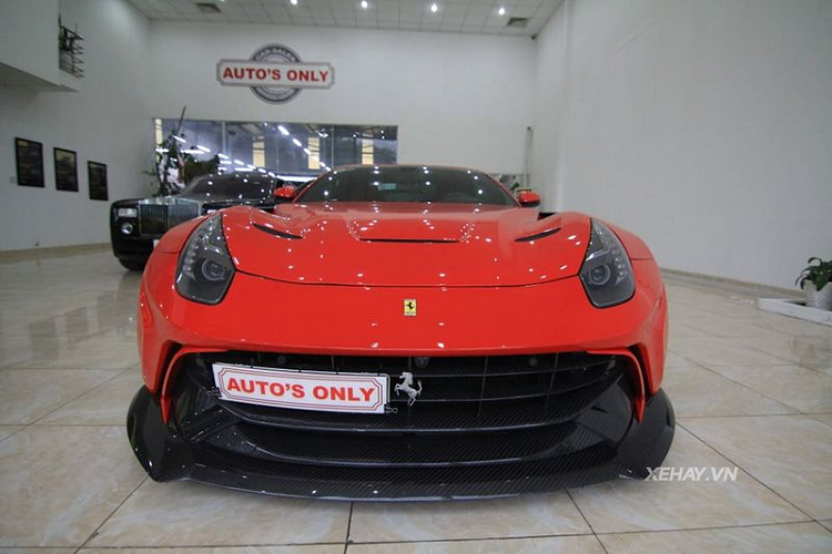 Chưa hết, với bodykit mới, Ferrari F12 Berlinetta có tới 3 lỗ thoát khí trên nắp ca-pô mới để tăng cường khả năng thoát nhiệt cho động cơ thay vì chỉ có một lỗ như trước đây. Ngoài ra, vòm bánh xe phía sau đã được mở rộng đồng thời bổ sung thêm ba khe thoát gió tương tự như phiên bản giới hạn Ferrari F12 Tdf.
