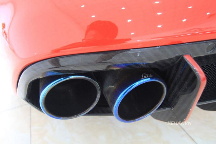 Diện mạo của siêu xe Ý được hoàn thiện với mâm xe ADV5.0 hiệu Forgiato được sơn hai tông màu đen - đỏ cá tính.