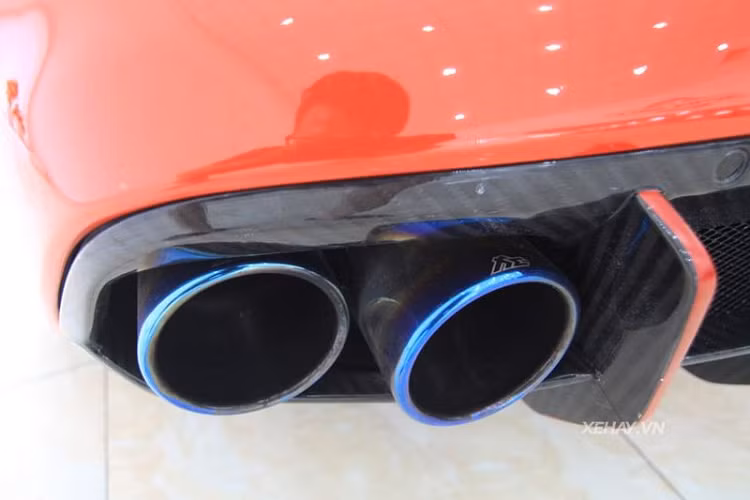 Diện mạo của siêu xe Ý được hoàn thiện với mâm xe ADV5.0 hiệu Forgiato được sơn hai tông màu đen - đỏ cá tính.