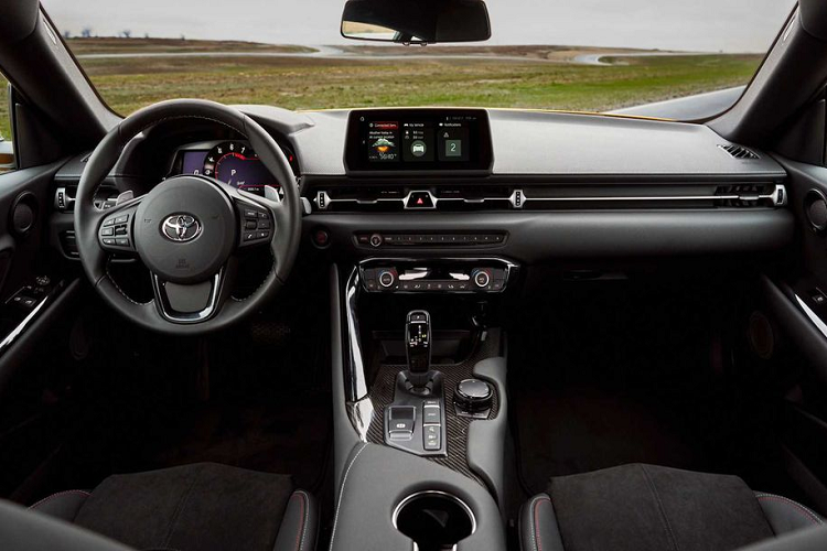 Danh sách các tính năng an toàn trên Supra 2.0 bao gồm kiểm soát hành trình thích ứng, cảnh báo điểm mù, cảnh báo phương tiện cắt ngang phía sau và cảm biến đỗ xe - một phần của gói An toàn và Công nghệ mới. Với giá bán chưa được tiết lộ, gói tùy chọn này còn bao gồm kết nối Apple CarPlay không dây, định vị bản đồ và hệ thống âm thanh 12 loa. Tất cả những tiện ích này sẽ xuất hiện ở dạng tiêu chuẩn trên chiếc Supra sử dụng động cơ 6 xi-lanh.