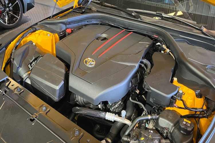 Mặt khác, điểm đặc biệt của phiên bản Supra này còn nằm ở phần trọng tải nhẹ nhàng hơn. Toyota Supra 2.0 đã cắt giảm 91 kg so với biến thể 6 xi-lanh, đưa tổng trọng lượng ướt xuống chỉ còn 1442 kg. Để đạt được con số này, Supra 2.0 đã phải sửa đổi rất nhiều chi tiết trên xe bao gồm thay thế hệ thống kẹp phanh 4 pít-tông bằng cấu tạo pít-tông đơn, thay thế hệ thống treo và vi sai thích ứng bằng một thiết lập cố định và cuối cùng là sử dụng ghế ngồi chỉnh “cơm” thay vì chỉnh điện 14 hướng.