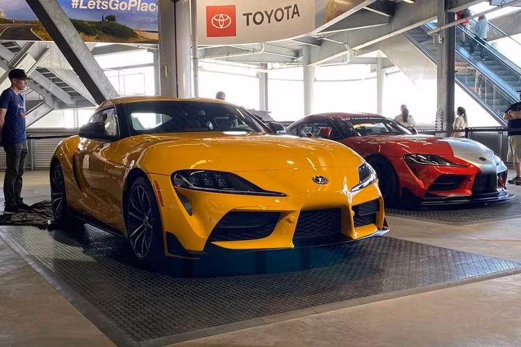 Mới đây, phiên bản tiêu chuẩn của xe thể thao Toyota Supra đã chính thức ra mắt với động cơ 4 xi-lanh 2.0 lít tăng áp thay vì cấu hình 6 xi-lanh. Bên cạnh phiên bản 2.0, phía công ty còn giới thiệu phiên bản cập nhật của Supra 3.0 trước ngày ra mắt tại Nascar Daytona 500 vào cuối tuần này.