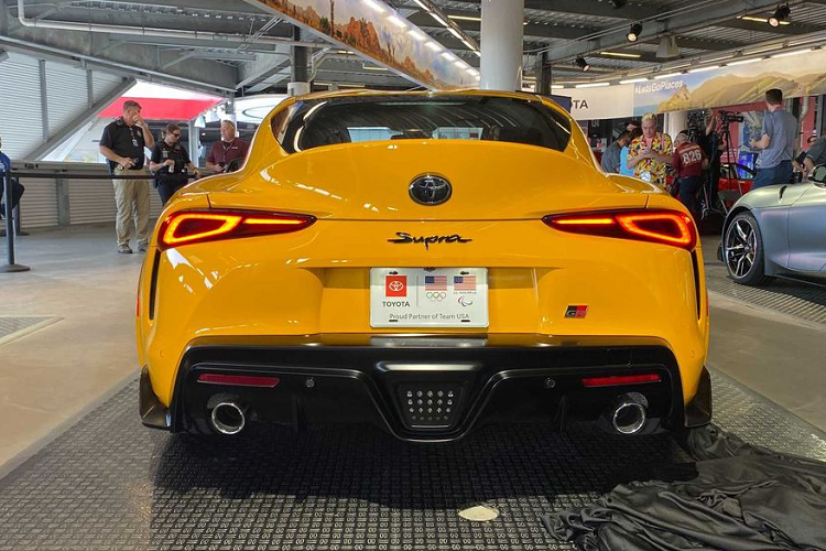 Ngoài ra, giá xe Toyota Supra 2021 hiện cũng chưa được công bố. Theo dự đoán, phiên bản cập nhật của Supra 3.0 sẽ có giá nhỉnh hơn so với con số 49.990 USD (hơn 1,1 tỷ đồng) của model 2020. Do đó, dự đoán Supra 2.0 sẽ có giá hơn 40.000 USD (hơn 930 triệu đồng), chưa bao gồm các tùy chọn.