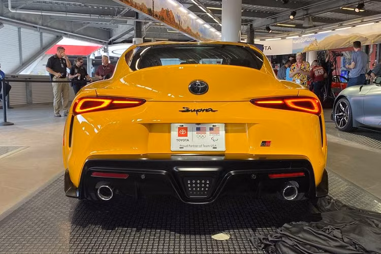 Ngoài ra, giá xe Toyota Supra 2021 hiện cũng chưa được công bố. Theo dự đoán, phiên bản cập nhật của Supra 3.0 sẽ có giá nhỉnh hơn so với con số 49.990 USD (hơn 1,1 tỷ đồng) của model 2020. Do đó, dự đoán Supra 2.0 sẽ có giá hơn 40.000 USD (hơn 930 triệu đồng), chưa bao gồm các tùy chọn.