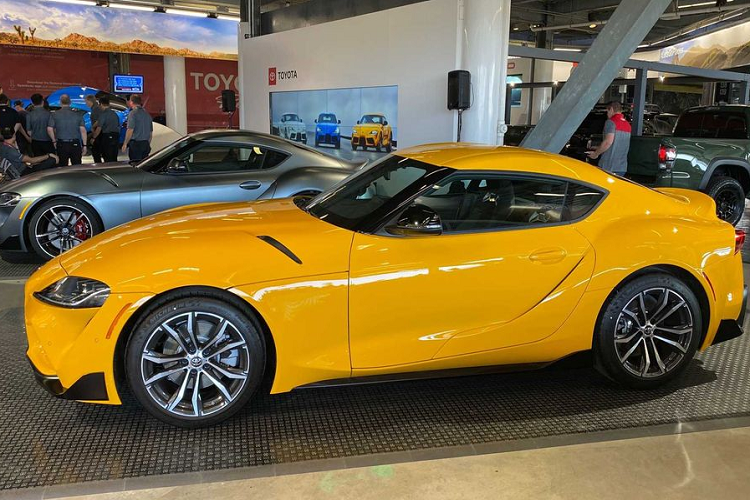 Mặc dù chưa được công bố mức giá bán nhưng Toyota Supra 2.0 chắc chắn sẽ cạnh tranh trong một phân khúc đầy khốc liệt với các đối thủ sừng sỏ cùng động cơ 4 xi-lanh như Ford Mustang, Chevrolet Camaro, Jaguar F-Type và Porsche 718 Cayman. Xét về các mẫu xe Nhật, Supra sẽ đối đầu trực tiếp với Nissan 370Z sử dụng động cơ 6 xi-lanh và chính người anh em Toyota 86 / Subaru BRZ