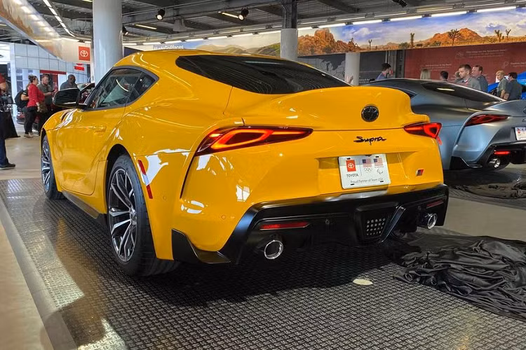 Cung cấp sức mạnh cho Supra 2.0 chính là khối động cơ tương tự như trên chiếc BMW Z4 sDrive30i thế hệ hiện tại. Được trang bị một turbo cuộn kép, khối máy 4 xy lanh thẳng hàng này sản sinh ra công suất cực đại lên tới 255 mã lực và mô-men xoắn 400 Nm. Cùng với hộp số tự động 8 cấp độ như người anh em 6 xy lanh, Supra 2.0 có thể bứt tốc từ 0 lên 96 km/h chỉ trong 5,0 giây, trước khi đạt con số tối đa (sau giới hạn) 250 km/h.