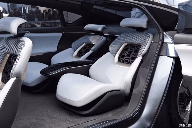 Không chia sẻ nhiều thông tin về kỹ thuật, song Beijing nói rằng xe mới có cự li di chuyển 800 km theo chu trình NEDC và khả năng tự lái L4. Nhìn chung, đây là một mẫu concept vô cùng tiềm năng và hứa hẹn nhiều điều, nhưng không rõ đáp ứng được bao nhiêu.