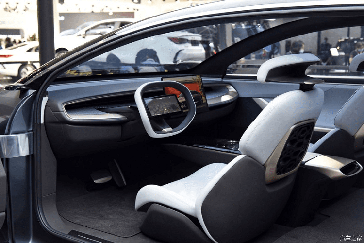 Nội thất của Beijing Radiance trông cũng rất đẹp, thể hiện đẳng cấp với thiết kế hỗn hợp chất liệu vải và da kết hợp với gối tựa đầu như của phim viễn tưởng. Vô lăng xe có tích hợp một màn hình, một chi tiết tinh vi song chưa chứng minh được tính hữu dụng.