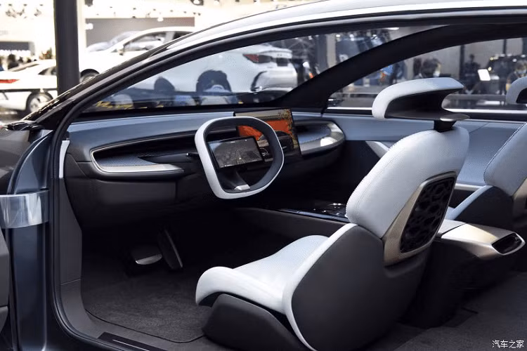 Nội thất của Beijing Radiance trông cũng rất đẹp, thể hiện đẳng cấp với thiết kế hỗn hợp chất liệu vải và da kết hợp với gối tựa đầu như của phim viễn tưởng. Vô lăng xe có tích hợp một màn hình, một chi tiết tinh vi song chưa chứng minh được tính hữu dụng.