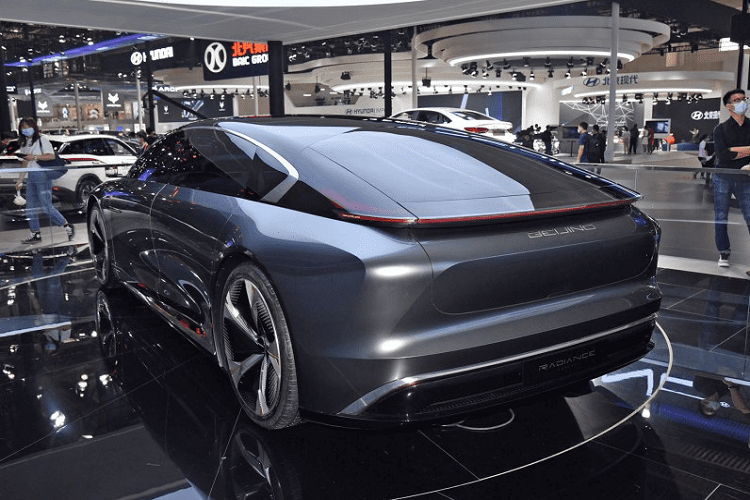 Phía sườn xe cho thấy một thiết kế trơn mượt, tay nắm cửa giấu kín và bộ la-zăng lớn. Đuôi xe có thiết kế nhiều nếp gấp và dải đèn hậu cực mỏng tương xứng phần đầu xe