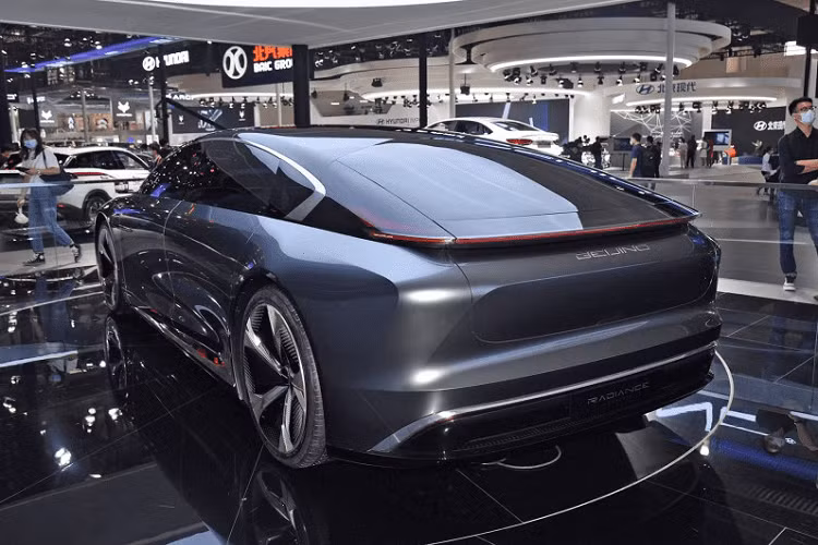 Phía sườn xe cho thấy một thiết kế trơn mượt, tay nắm cửa giấu kín và bộ la-zăng lớn. Đuôi xe có thiết kế nhiều nếp gấp và dải đèn hậu cực mỏng tương xứng phần đầu xe