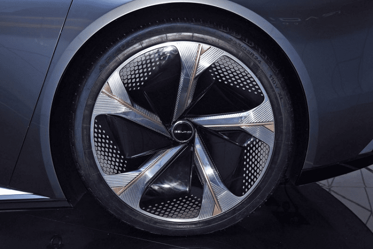 Xe có dáng gầm thấp sát mặt đất với một lưới tản nhiệt nghệ thuật lớn ở phía trước, bộ la-zăng 5 chấu hình thái sắc nhọn cỡ lớn, và hệ thống đèn pha LED được tích hợp hoàn toàn vào capô.