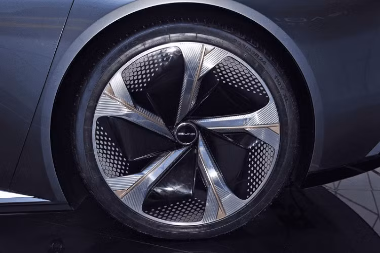 Xe có dáng gầm thấp sát mặt đất với một lưới tản nhiệt nghệ thuật lớn ở phía trước, bộ la-zăng 5 chấu hình thái sắc nhọn cỡ lớn, và hệ thống đèn pha LED được tích hợp hoàn toàn vào capô.