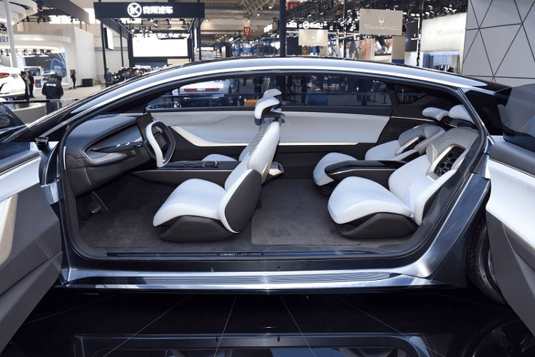 Xe có áp dụng thiết kế cửa tự sát, hé lộ một không gian nội thất rộng rãi và đẳng cấp. Vô lăng xe có tích hợp một màn hình ở giữa, và trên mặt táp lô là một màn hình cảm ứng lớn