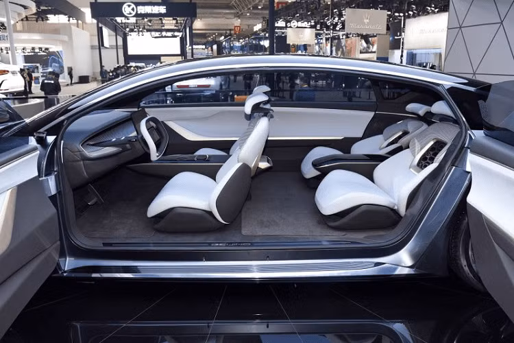 Xe có áp dụng thiết kế cửa tự sát, hé lộ một không gian nội thất rộng rãi và đẳng cấp. Vô lăng xe có tích hợp một màn hình ở giữa, và trên mặt táp lô là một màn hình cảm ứng lớn