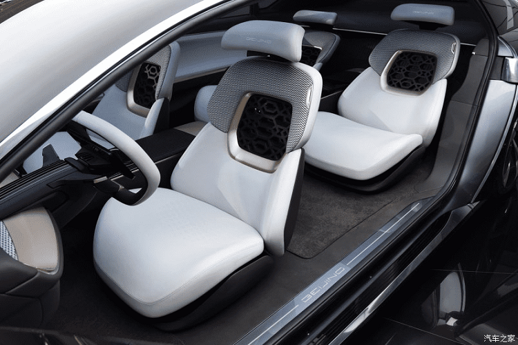 Trên mặt táp lô xe có một màn hình khổng lồ và phần còn lại trông cực gọn gàng. Ghế ngồi của Beijing Radiance cũng mang một thiết kế đặc biệt.