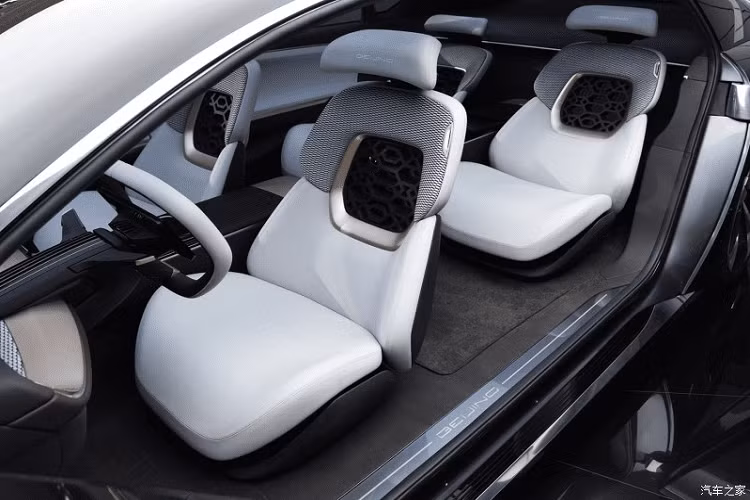 Trên mặt táp lô xe có một màn hình khổng lồ và phần còn lại trông cực gọn gàng. Ghế ngồi của Beijing Radiance cũng mang một thiết kế đặc biệt.