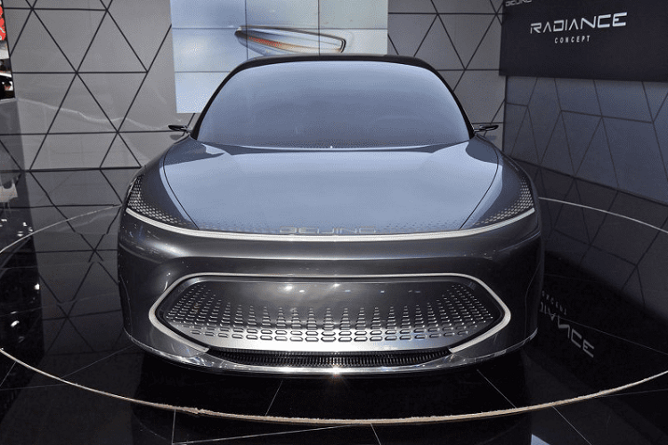 Beijing Radiance 2021 mới là một mẫu concept xe điện hạng sang mới được giới thiệu tại Triển lãm Bắc Kinh 2020. Phía đầu xe có thiết kế ấn tượng với dải đèn pha cực mỏng tích hợp luôn vào capô, lưới tản nhiệt ở dưới là dạng khép kín, gấp nếp.