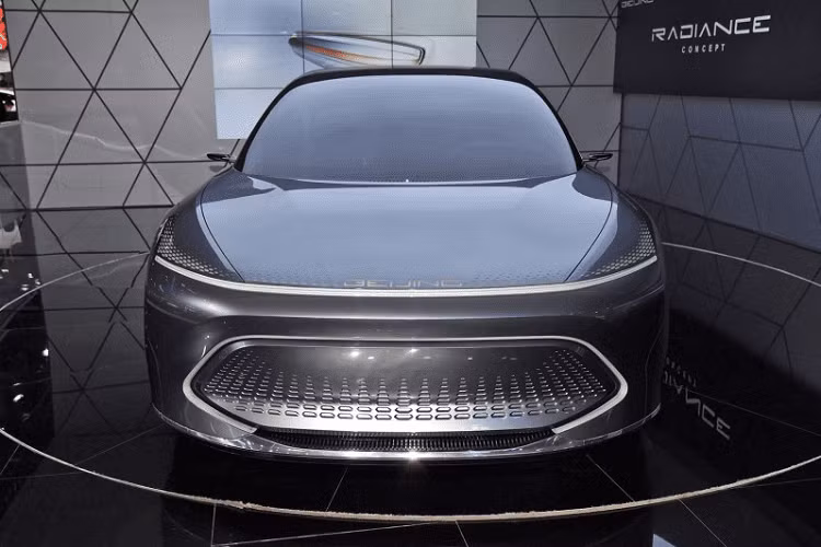 Beijing Radiance 2021 mới là một mẫu concept xe điện hạng sang mới được giới thiệu tại Triển lãm Bắc Kinh 2020. Phía đầu xe có thiết kế ấn tượng với dải đèn pha cực mỏng tích hợp luôn vào capô, lưới tản nhiệt ở dưới là dạng khép kín, gấp nếp.