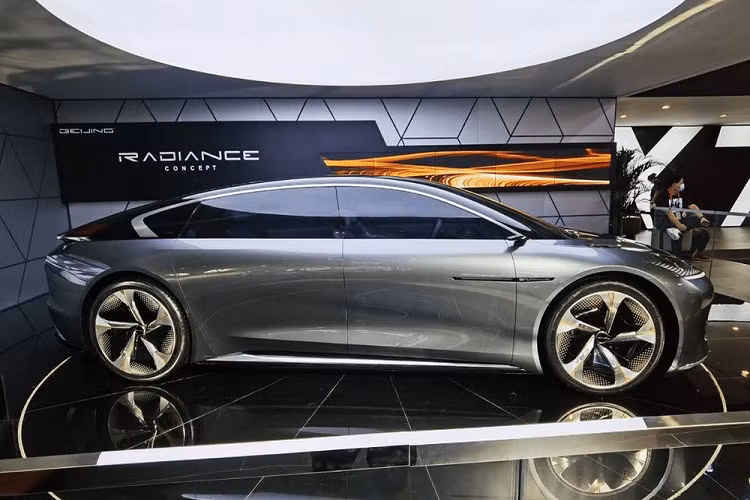 Khởi đầu của thương hiệu Beijing mới này không mấy tươi đẹp khi họ phải chịu trách nhiệm bán nhiều mẫu xe Senova cũ và một số xe điện vốn từng được bán dưới tên thương hiệu BJ New Energy. Giờ đây, Beijing đang muốn thay đổi điều đó và tập trung phát triển nhiều mẫu xe mới.