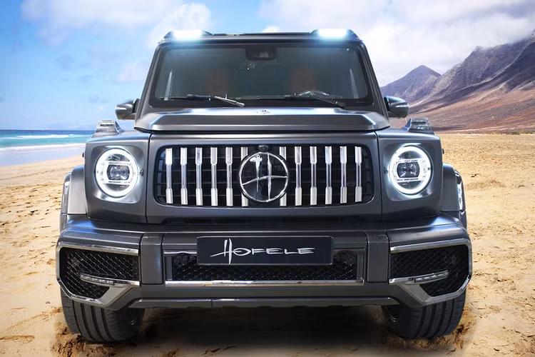 Một số chi tiết ngoại thất được ốp carbon như chắn bùn, vòm bánh xe. Mui xe được bổ sung đèn trợ sáng.