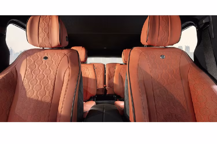 Tuy nhiên cấu hình 6 chỗ ngồi cũng có một số nhược điểm như không gian nội thất chật hơn và khoang hành lý cũng giảm dung tích đáng kể.