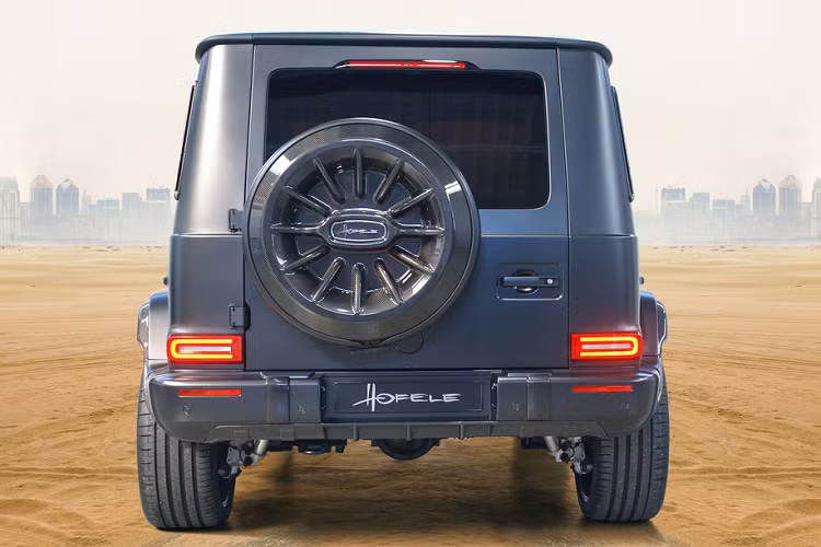 Tại Việt Nam, giá xe Mercedes-AMG G 63 được phân phối chính hãng là 10,6 tỷ đồng. Phần lớn mẫu G-Class tại Việt Nam được chủ nhân chọn các gói độ của Brabus để tăng công suất và ngoại hình hầm hố hơn.