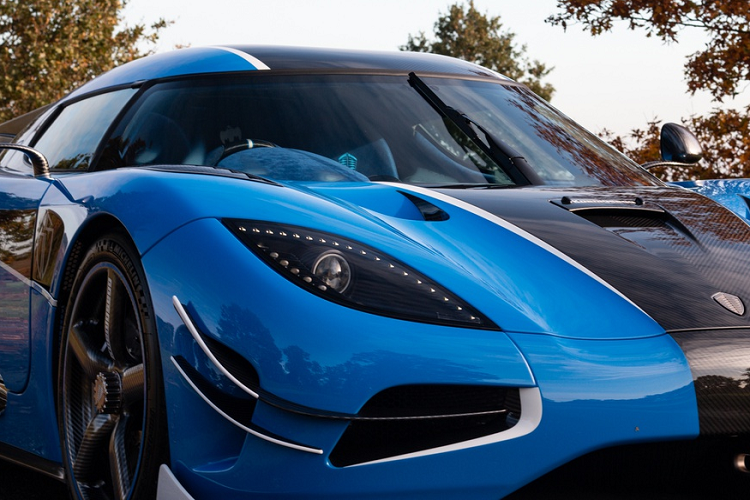 Bên trong, nội thất xe tiếp tục lấy tông màu xanh dương làm chủ đạo. Cabin được phủ da Alcantara cao cấp và ngập tràn chi tiết sợi carbon.