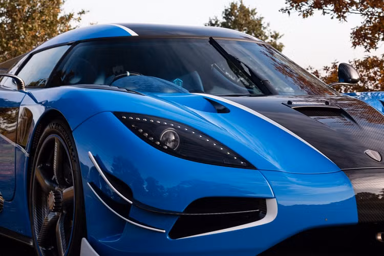 Bên trong, nội thất xe tiếp tục lấy tông màu xanh dương làm chủ đạo. Cabin được phủ da Alcantara cao cấp và ngập tràn chi tiết sợi carbon.