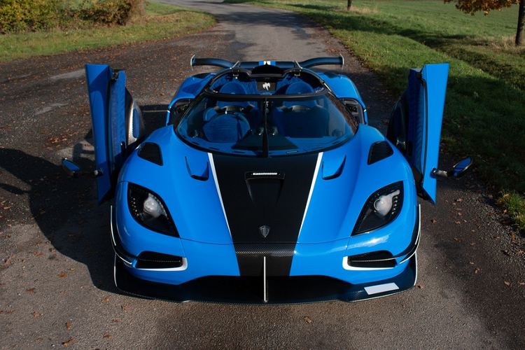 Ra mắt vào năm 2015, siêu xe Koenigsegg Agera RS được hãng xe Thụy Điển sản xuất giới hạn chỉ 25 chiếc trên toàn thế giới. Trong đó, chiếc cuối cùng xuất xưởng vào năm 2018 mang tên Agera RSN. Hiện chiếc hypercar này đang được SuperVettura, đại lý phân phối chính hãng của Koenigsegg tại Anh quốc rao bán với mức giá lên tới 4,02 triệu bảng, tương đương 5,1 triệu USD (khoảng 11,83 tỷ đồng).