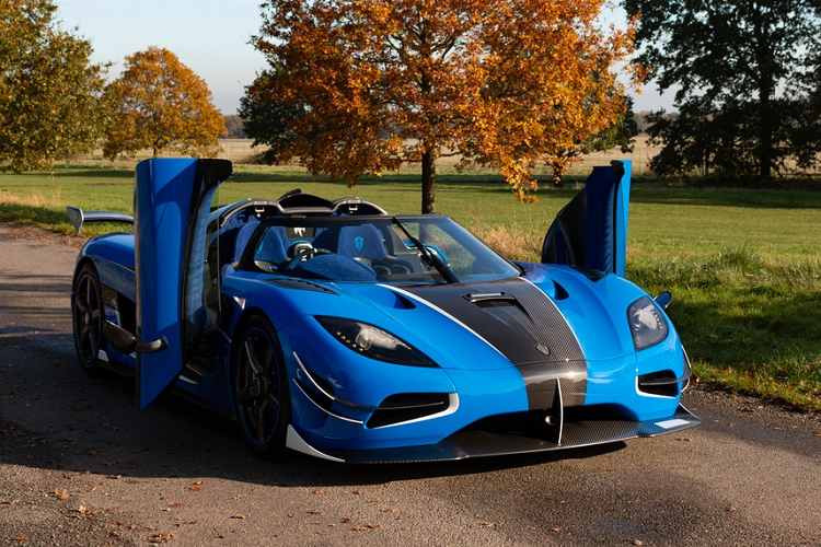 Năm 2018, Koenigsegg Agera RSN từng tham gia sự kiện VMax200 và đã xác lập kỷ lục tốc độ tại thời điểm đó khi chạm ngưỡng vận tốc 389 km/h trên đường đua dài 2,1 km. Trên lý thuyết, tốc độ tối đa của siêu xe này có thể lên tới 448 km/h. hiện mức giá xe Koenigsegg Agera RSN khoảng hơn 5 triệu USD và còn tăng thêm nữa.