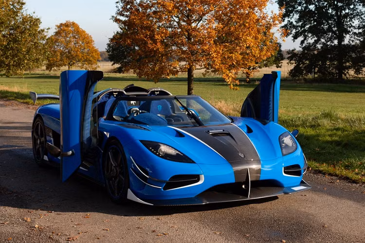 Năm 2018, Koenigsegg Agera RSN từng tham gia sự kiện VMax200 và đã xác lập kỷ lục tốc độ tại thời điểm đó khi chạm ngưỡng vận tốc 389 km/h trên đường đua dài 2,1 km. Trên lý thuyết, tốc độ tối đa của siêu xe này có thể lên tới 448 km/h. hiện mức giá xe Koenigsegg Agera RSN khoảng hơn 5 triệu USD và còn tăng thêm nữa.