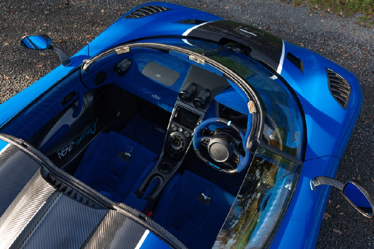 Koenigsegg Agera RSN được trang bị phanh gốm carbon và bộ mâm sợi carbon siêu nhẹ. Không có thông tin về việc chiếc xe đã qua tay bao nhiêu đời chủ, chỉ biết chiếc hypercar này đã lăn bánh tổng cộng 11.100 km.