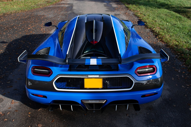 Sự khác biệt của Koenigsegg Agera RSN đời 2015 so với những chiếc Agera RS thông thường là việc nó đã được cá nhân hóa toàn diện. Dễ nhận thấy nhất là màu sơn xanh dương Josh Blue kết hợp với các điểm nhấn màu trắng và các chi tiết sợi carbon phủ khắp thân xe.