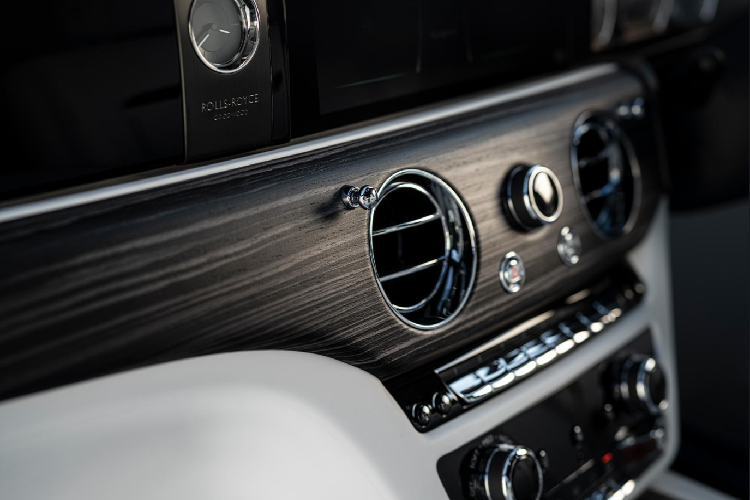 “Số hóa đang mở ra cơ hội lớn và làm sâu sắc thêm khả năng cá nhân hóa chiếc xe. Chúng tôi sẽ không chạy theo công nghệ, mà chỉ phát triển chúng phù hợp với thương hiệu của xe”, Alex Innes khẳng định.