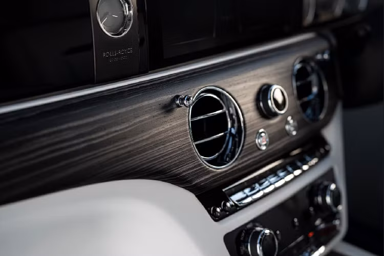 “Số hóa đang mở ra cơ hội lớn và làm sâu sắc thêm khả năng cá nhân hóa chiếc xe. Chúng tôi sẽ không chạy theo công nghệ, mà chỉ phát triển chúng phù hợp với thương hiệu của xe”, Alex Innes khẳng định.