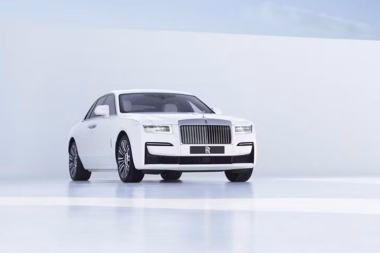 Xe siêu sang Ghost mới có giá tới 332.500 USD là mẫu xe đầu tiên của Rolls-Royce được trang bị nhiều công nghệ hiện đại. Tuy nhiên, khoang lái của Ghost vẫn giữ nét truyền thống tập trung vào trải nghiệm cá nhân mà hãng xe Anh đã duy trì trong suốt nhiều năm qua.